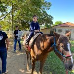 Aluno da Educação Infantil monta a cavalo na visita ao Sítio São José