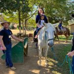 Aluno da Educação Infantil monta a cavalo na visita ao Sítio São José