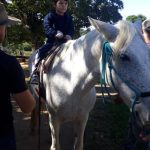 Aluno da Educação Infantil monta a cavalo na visita ao Sítio São José
