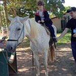 Aluno da Educação Infantil monta a cavalo na visita ao Sítio São José