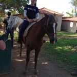 Aluno da Educação Infantil monta a cavalo na visita ao Sítio São José