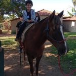 Aluno da Educação Infantil monta a cavalo na visita ao Sítio São José