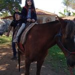 Aluno da Educação Infantil monta a cavalo na visita ao Sítio São José
