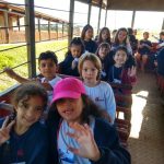 Alunos e educadoras posam para foto no Sítio São José