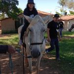Aluno da Educação Infantil monta a cavalo na visita ao Sítio São José