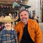 Famílias posam para foto no Arraiá do Coração
