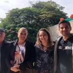 Famílias posam para foto no Arraiá do Coração