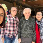 Famílias posam para foto no Arraiá do Coração