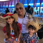 Famílias posam para foto no Arraiá do Coração