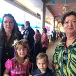 Famílias posam para foto no Arraiá do Coração