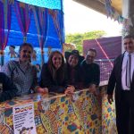 Famílias posam para foto no Arraiá do Coração