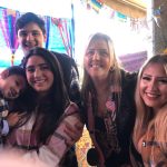Famílias posam para foto no Arraiá do Coração