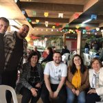 Famílias posam para foto no Arraiá do Coração