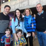 Famílias posam para foto no Arraiá do Coração