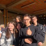 Famílias posam para foto no Arraiá do Coração