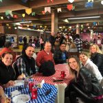 Famílias posam para foto no Arraiá do Coração
