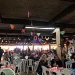 Público nas barracas e mesas do Arraiá do Coração