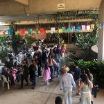 Público nas barracas e mesas do Arraiá do Coração