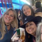 Famílias posam para foto no Arraiá do Coração