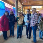 Famílias posam para foto no Arraiá do Coração