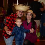 Famílias posam para foto no Arraiá do Coração