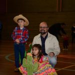 Famílias posam para foto no Arraiá do Coração