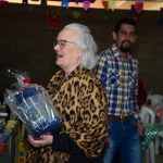 Famílias posam para foto no Arraiá do Coração