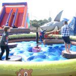 Brinquedo inflável montado no Arraiá do Coração