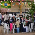 Público nas barracas e mesas do Arraiá do Coração