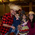 Famílias posam para foto no Arraiá do Coração