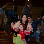 Famílias posam para foto no Arraiá do Coração
