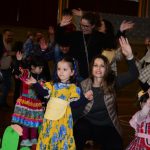 Famílias posam para foto no Arraiá do Coração