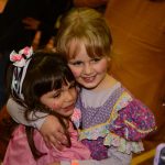 Famílias posam para foto no Arraiá do Coração