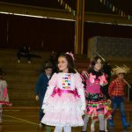 Famílias posam para foto no Arraiá do Coração