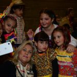 Famílias posam para foto no Arraiá do Coração