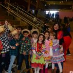Famílias posam para foto no Arraiá do Coração