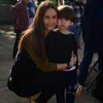 Famílias posam para foto no Arraiá do Coração