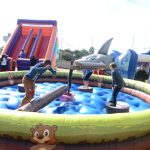 Brinquedo inflável montado no Arraiá do Coração