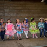 Famílias posam para foto no Arraiá do Coração