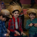 Famílias posam para foto no Arraiá do Coração