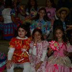 Famílias posam para foto no Arraiá do Coração