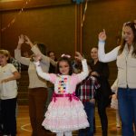 Famílias posam para foto no Arraiá do Coração