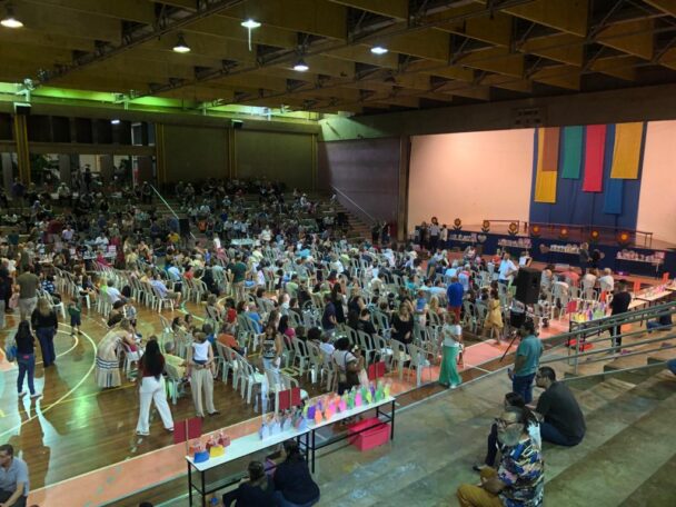 Ginásio com famílias e alunos reunidos no Momento de Gratidão aos Avós