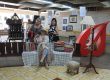 Cenário montado com poltrona vermelha e quadros na Mostra Cultural
