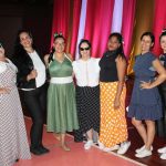 Participantes do musical Grease posam para foto