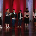 Elenco do musical Grease reunido no palco
