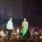 Alunos em cena no musical Grease, no ginásio do colégio