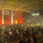 Público lotado no ginásio durante a apresentação do musical Grease