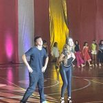 Alunos em cena no musical Grease, no ginásio do colégio