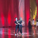 Alunos em cena no musical Grease, no ginásio do colégio